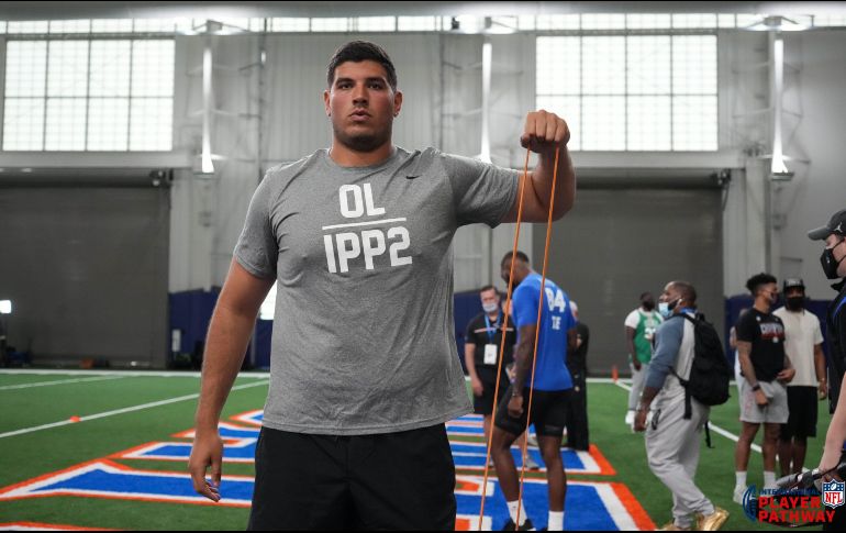 Con más de dos metros de estatura y 150 kilos de peso, Gutiérrez buscará quedarse con el equipo de la Bahía. TWITTER/@nflmx