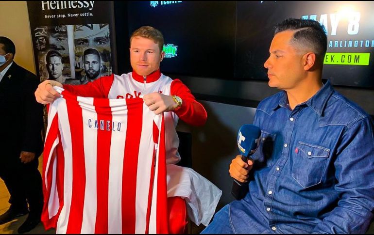 El boxeador se mostró agradecido por recibir el detalle de parte del equipo rojiblanco. TWITTER / @Chivas