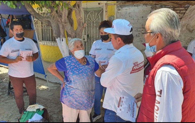 Maldonado visitó este martes varias casas en la colonia Toluquilla, tocando puerta por puerta, e interactuó con comerciantes. ESPECIAL