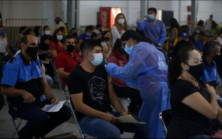 La SSJ informó de la aplicación de más 161 mil vacunas para personal educativo y 24 mil 590 segundas dosis para adultos mayores. EL INFORMADOR/F. Atilano