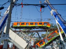 Ayer por la tarde las autoridades de la capital del país seguían con el retiro de los vagones que se desplomaron. Por el accidente han perdido la vida 25 personas. AFP/C. Cruz