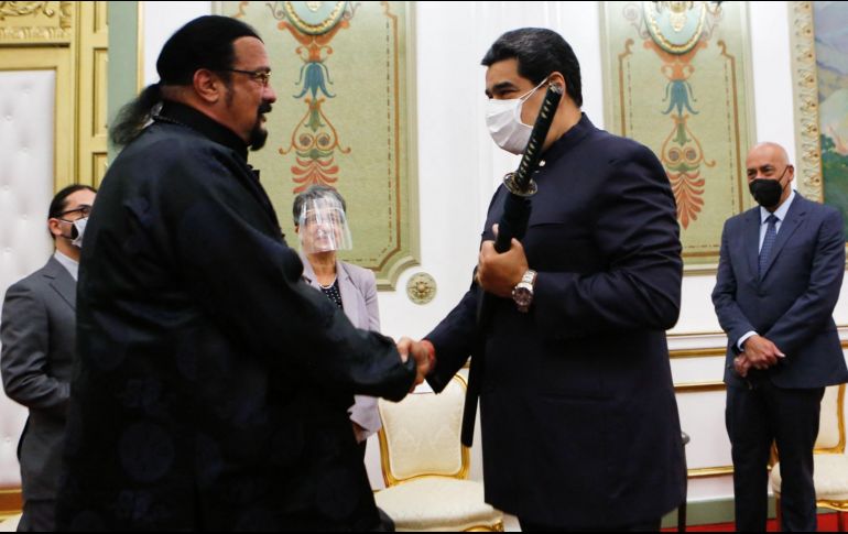 Steven Seagal entrega la 