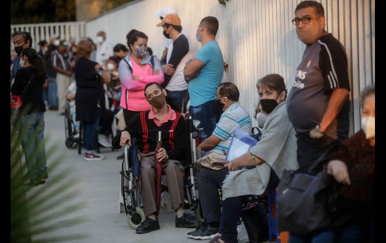 Con cobijas, sillas, bancos, camastros y cojines, la gente esperaba en la fila que, a las 8:00 a.m. ya daba vuelta al CUCEI. EL INFORMADOR / F. Atilano