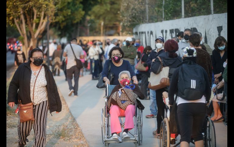 Con cobijas, sillas, bancos, camastros y cojines, la gente esperaba en la fila que, a las 8:00 a.m. ya daba vuelta al CUCEI. EL INFORMADOR / F. Atilano