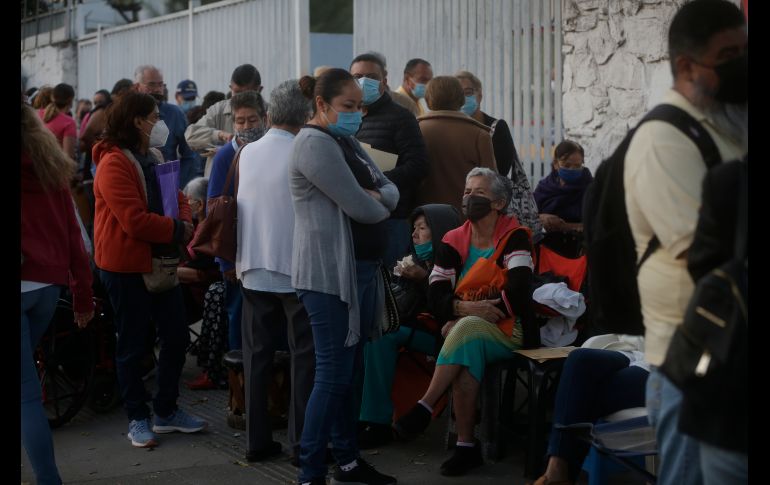 Con cobijas, sillas, bancos, camastros y cojines, la gente esperaba en la fila que, a las 8:00 a.m. ya daba vuelta al CUCEI. EL INFORMADOR / F. Atilano