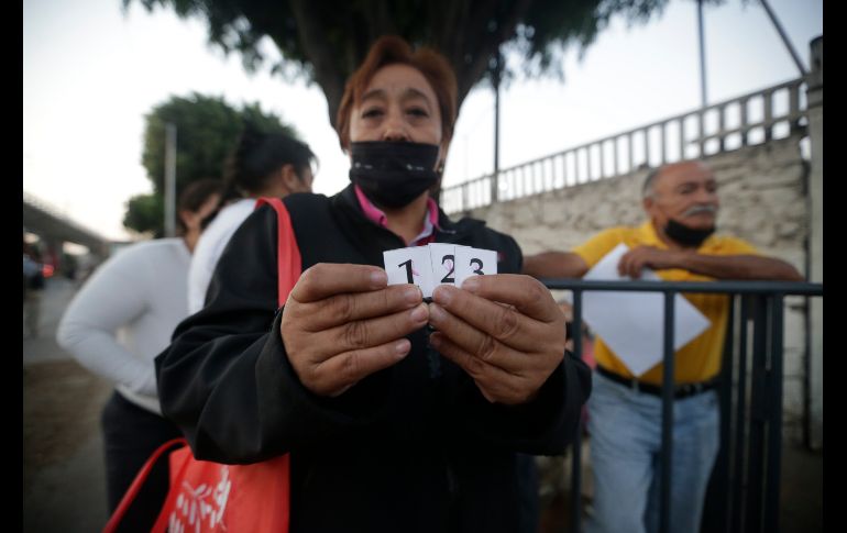 Las fichas improvisadas las comenzaron a repartir a las siete de la mañana. EL INFORMADOR /F. Atilano