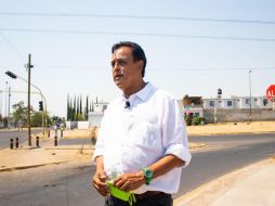 En su recorrido, Salvador Cosío escuchó a vecinos que piden que no se autorice la construcción de más viviendas. ESPECIAL