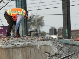 Un trabajador recolecta escombro en el lugar donde colapso el vagón de la Línea 12 del Metro. EFE/C. Ramírez