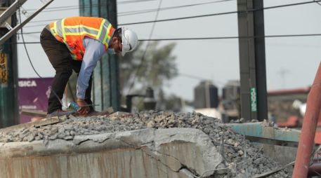 Un trabajador recolecta escombro en el lugar donde colapso el vagón de la Línea 12 del Metro. EFE/C. Ramírez
