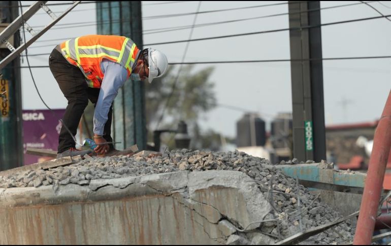 Un trabajador recolecta escombro en el lugar donde colapso el vagón de la Línea 12 del Metro. EFE/C. Ramírez