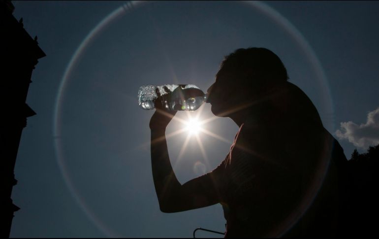 Ante las temperaturas altas se recomienda tomar abundantes líquidos, vestir con colores claros y utilizar filtro solar. NTX /ARCHIVO