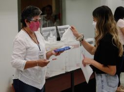 10 mil 123 mesas de casillas serán sanitizadas antes, durante y después del proceso, además los funcionarios de casilla portarán careta. EL INFORMADOR / G. Gallo