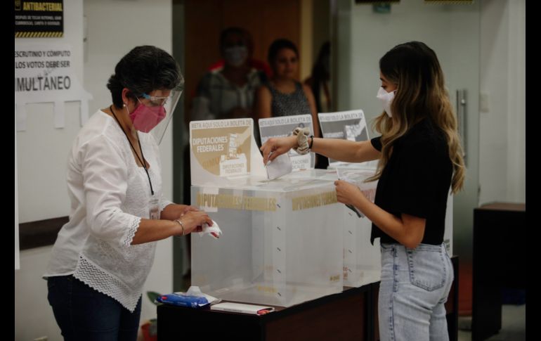 10 mil 123 mesas de casillas serán sanitizadas antes, durante y después del proceso, además los funcionarios de casilla portarán careta. EL INFORMADOR / G. Gallo