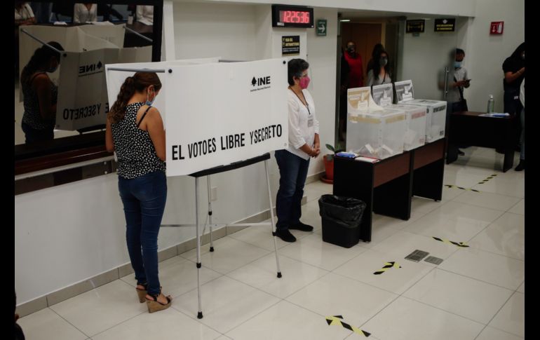 10 mil 123 mesas de casillas serán sanitizadas antes, durante y después del proceso, además los funcionarios de casilla portarán careta. EL INFORMADOR / G. Gallo
