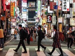El estado de emergencia se traduce en el cierre temporal de bares y restaurantes o en una prohibición de que vendan alcohol bajo pena de multa, y en instar a algunos comercios a bajar las persianas. EFE / K. Mayama