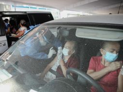 Los primeros adultos mayores en recibir las vacunas lo hicieron a las 08:48 horas. EL INFORMADOR / G. Gallo