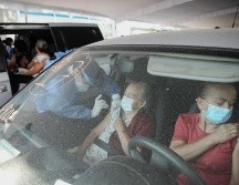 Los primeros adultos mayores en recibir las vacunas lo hicieron a las 08:48 horas. EL INFORMADOR / G. Gallo