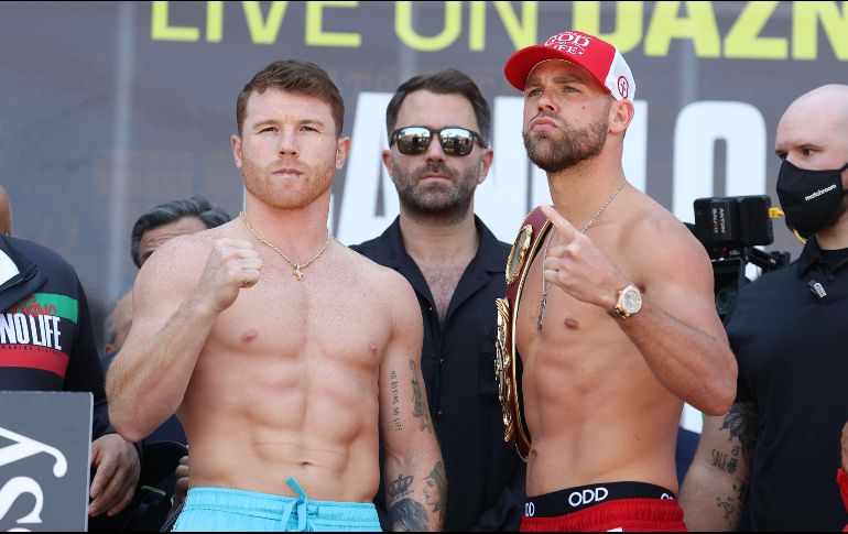 Vestido con un elegante traje deportivo azul, 