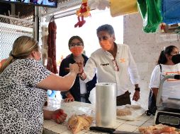 Juan José Frangie recorrió este viernes el mercado municipal Auditorio, donde los locatarios le pidieron más seguridad en la zona y la continuidad de las obras públicas. ESPECIAL