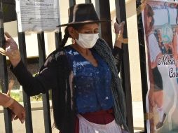 Pilar Reyes, una humilde mujer quechua, protesta atando sus manos con cinta adhesiva a la reja del Tribunal Departamental de Justicia de Cochabamba. EFE/J. Abrego
