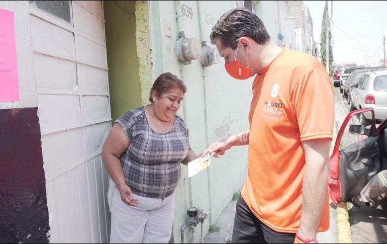 Este viernes, Mauro Garza visitó el barrio de la Capilla de Jesús, en Guadalajara. ESPECIAL