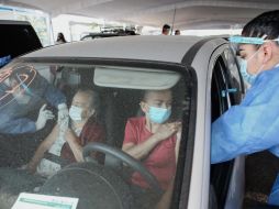 En el puesto de vacunación instalado en el CUAAD, que empezó a funcionar ayer, hubo quienes se estacionaron desde el jueves. EL INFORMADOR/G. Gallo