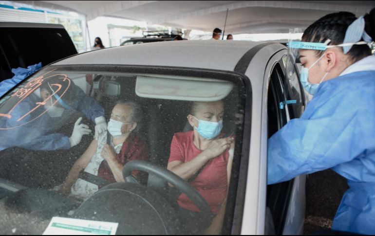 En el puesto de vacunación instalado en el CUAAD, que empezó a funcionar ayer, hubo quienes se estacionaron desde el jueves. EL INFORMADOR/G. Gallo