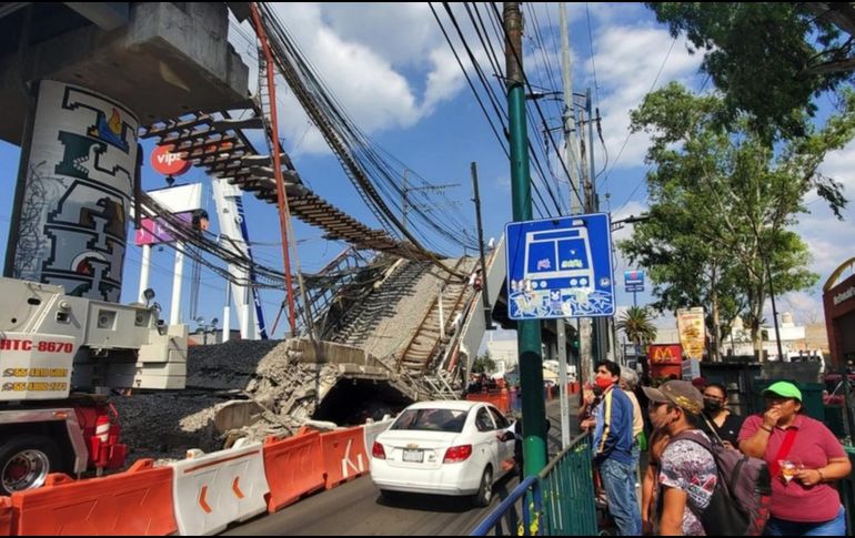 Vecinos de Tláhuac e Iztapalapa tienen que esperar en filas para tomar el autobús desde que el metro dejó de funcionar en sus zonas. MARCOS GONZÁLEZ