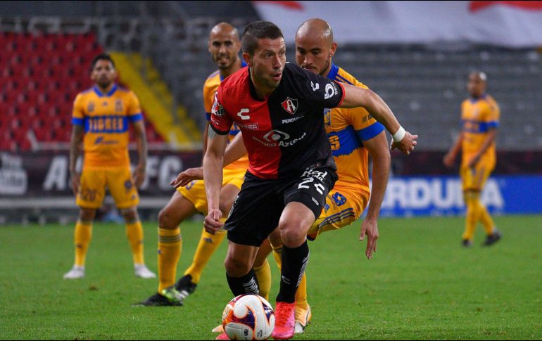 Pese a la contingencia ambiental debido al incendio en La Primavera, se informó que el partido entre Atlas y Tigres, correspondiente al Repechaje del Guard1anes 2021 sigue en pie. Imago7