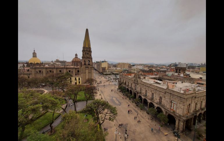 Una densa capa de humo cubre el primer cuadro de Guadalajara. ESPECIAL/S. Rodríguez