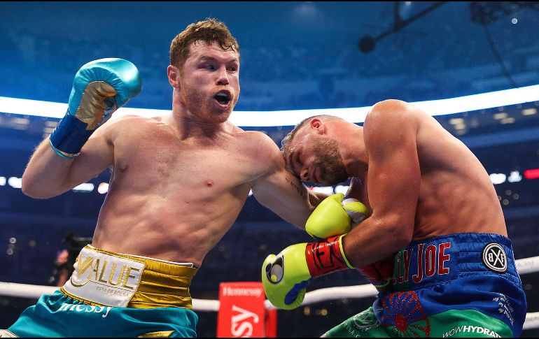 Un upper del Canelo en el octavo round dañó seriamente a Saunders, que ya no salió para el noveno. IMAGO7/Marchroom/D. Mulholland