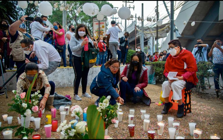 Ofrendas de vecinos por el accidente en el metro de la Ciudad de México que cobró 26 vidas y cuyas causas se investigan. AFP/C. Cruz