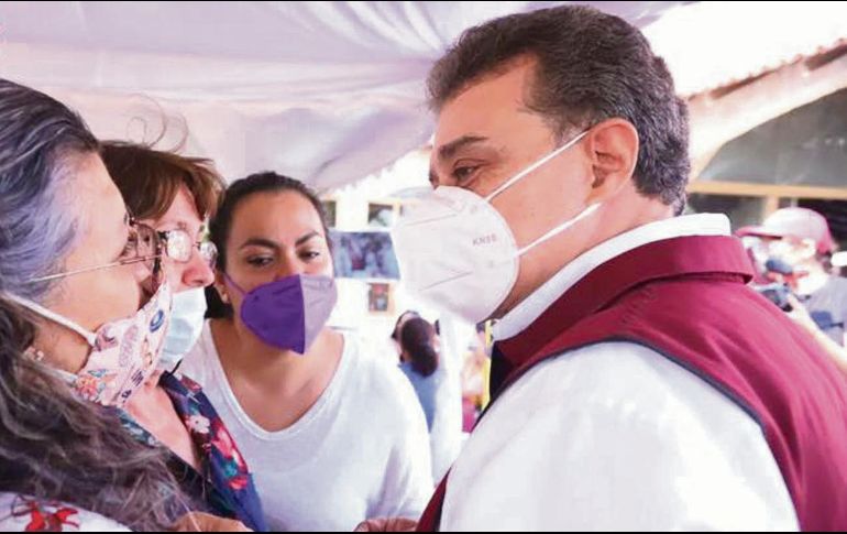 Carlos Lomelí, les prometió apoyos a través del DIF municipal. ESPECIAL