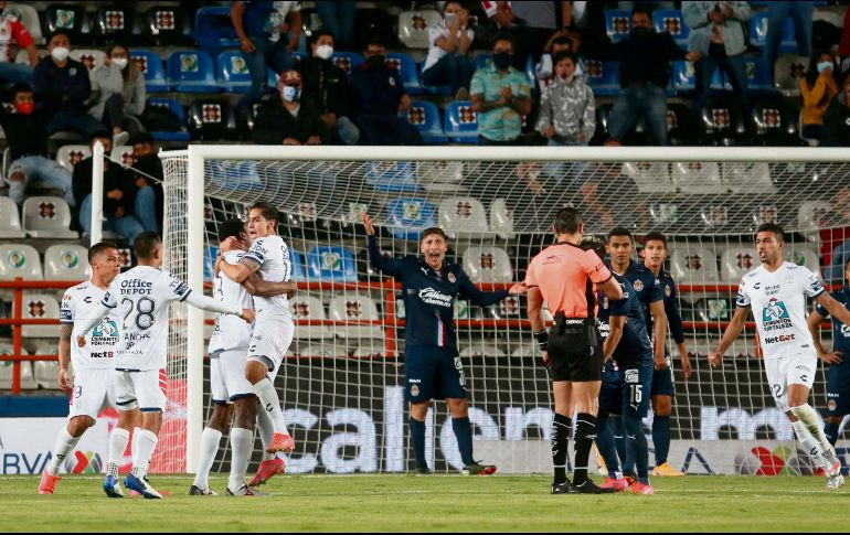 MIRANDO. El Guadalajara no pudo detener a los Tuzos en las jugadas a balón parado. EFE