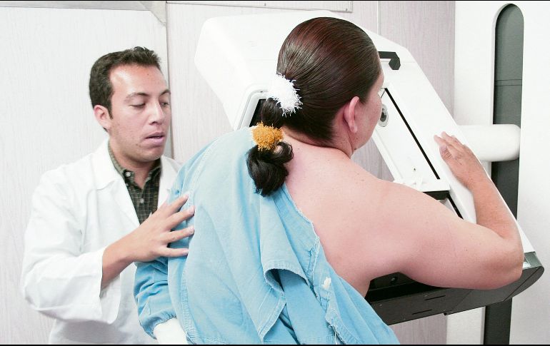 REVISIÓN. El IJC ha promovido desde hace años la prevención del cáncer de mama.  EL INFORMADOR• A. Camacho