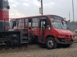 Tren arrastra a camión del transporte público en Guadalajara; reportan varios lesionados