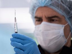 Las dosis ya producidas comenzarán a ser distribuidas para su aplicación al público durante este mes. AP / J. Gourley