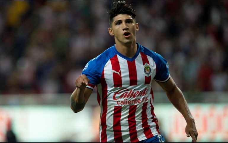 Más allá de las dificultades que implicaría traerlo de regreso, Alan Pulido podría significar la solución a muchos de los problemas de Chivas. EFE / ARCHIVO
