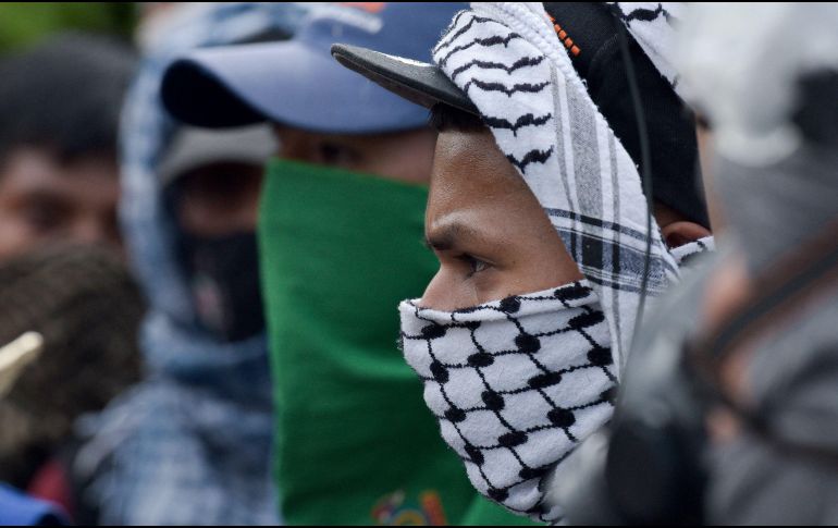 En el día sobrevuelan helicópteros y suena sirenas de ambulancias, pero en la noche esos sonidos se agudizan y retumban las descargas de armas de fuego, las detonaciones, los pasos acelerados, los gritos de 