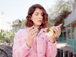 Karla Vallín  ha lanzado sencillos como 