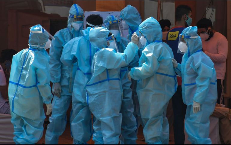Trabajadores del un hospital aguardan la llegada de enfermos de COVID-19.AP/S. Clauhan