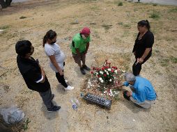 Hijos, esposo y nietos llegaron alrededor de las 13:00 horas al panteón, limpiaron el lugar y lo adornaron con flores. EL INFORMADOR / F. Atilano
