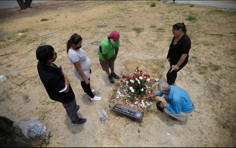 Hijos, esposo y nietos llegaron alrededor de las 13:00 horas al panteón, limpiaron el lugar y lo adornaron con flores. EL INFORMADOR / F. Atilano