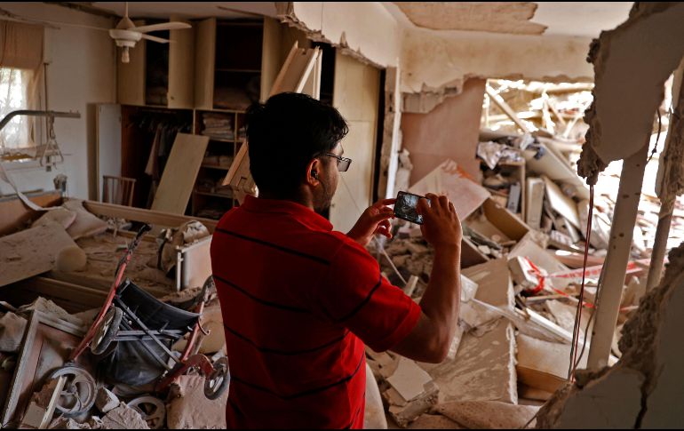 Los equipos de emergencias atendieron y evacuaron a las mujeres para recibir atención médica, pero fallecieron poco después por la gravedad de las heridas. AFP / J. Guez