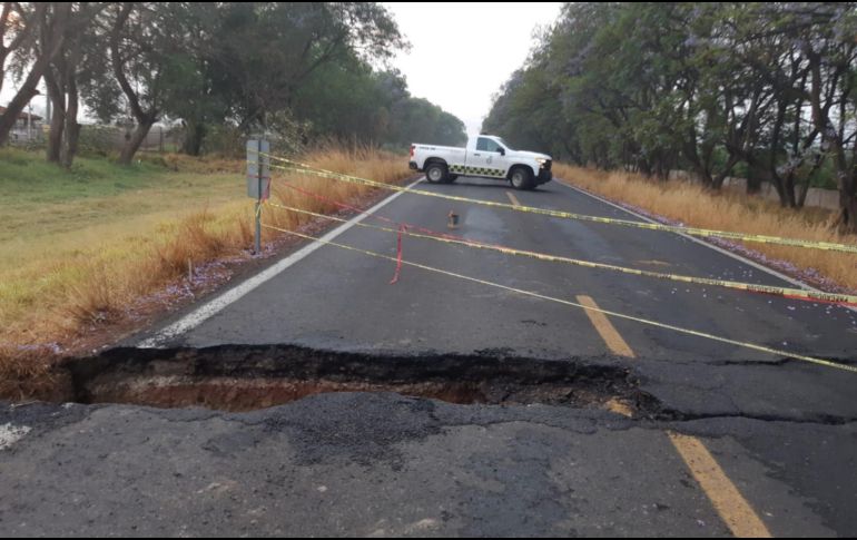 La grieta se ubica en el kilómetro 68 de la Carretera Estatal 401, tramo Ciudad Guzmán - Sayula. ESPECIAL / Policía Vial Jalisco