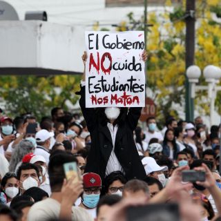 “Exigimos que trabajen”, dice rector de UdeG a autoridades en marcha por la paz