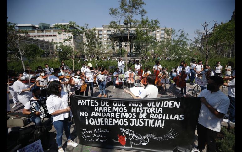 La protesta de este día fue convocada por amigos de los jóvenes, algunos familiares también asistieron. EL INFORMADOR / F. Atilano