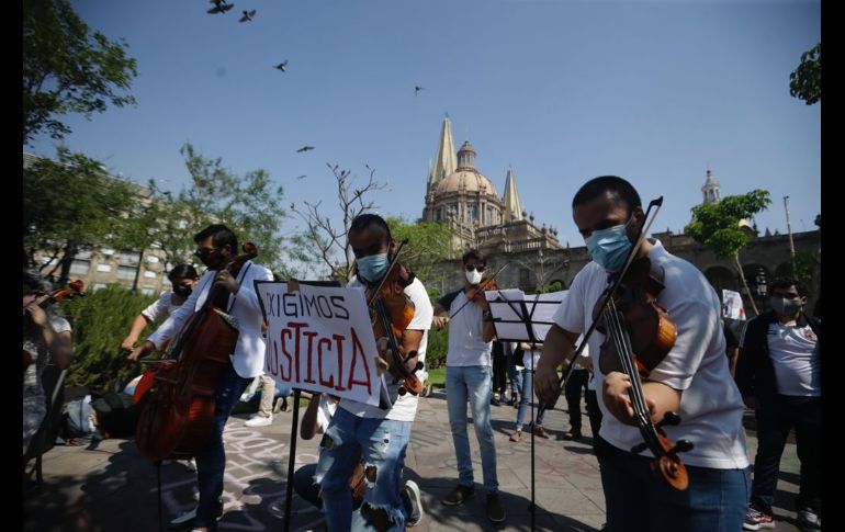 Al llegar a Palacio de Gobierno ya los esperaban algunos músicos de distintas orquestas, quienes en conjunto entonaron distintas melodías. EL INFORMADOR / F. Atilano