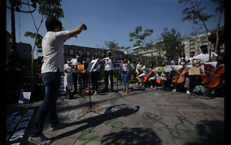 Al llegar a Palacio de Gobierno ya los esperaban algunos músicos de distintas orquestas, quienes en conjunto entonaron distintas melodías. EL INFORMADOR / F. Atilano