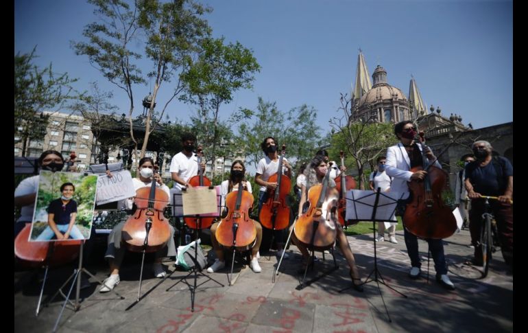 Al llegar a Palacio de Gobierno ya los esperaban algunos músicos de distintas orquestas, quienes en conjunto entonaron distintas melodías. EL INFORMADOR / F. Atilano